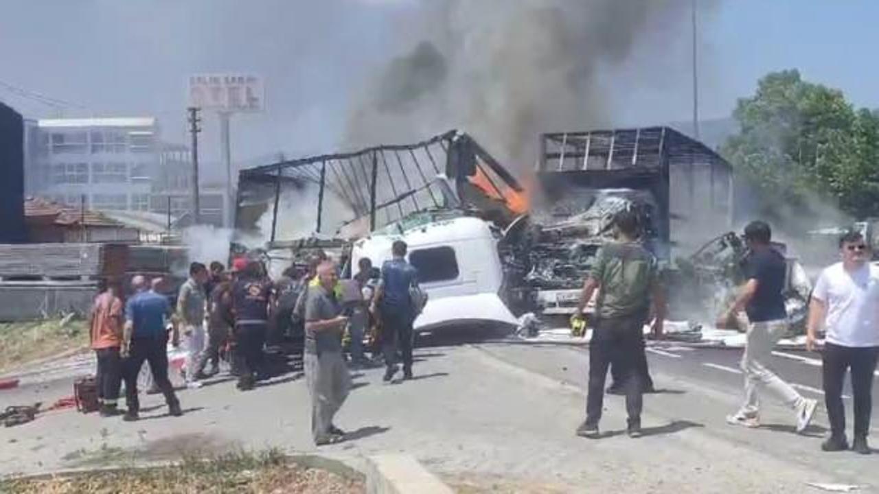 Sakarya'da korkunç kaza: Karşı şeride geçen tır, iki tıra çarptı! Ölü ve yaralılar var