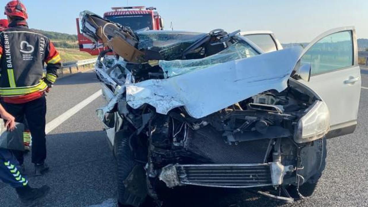 Balıkesir'de SUV otomobil sürücüsü, tıra arkadan çarptı: 2 ölü, 2 yaralı