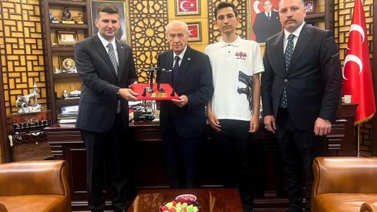 Ülkü Ocakları'nın geliştirdiği TÜRKHAN, Bahçeli'ye hediye edildi