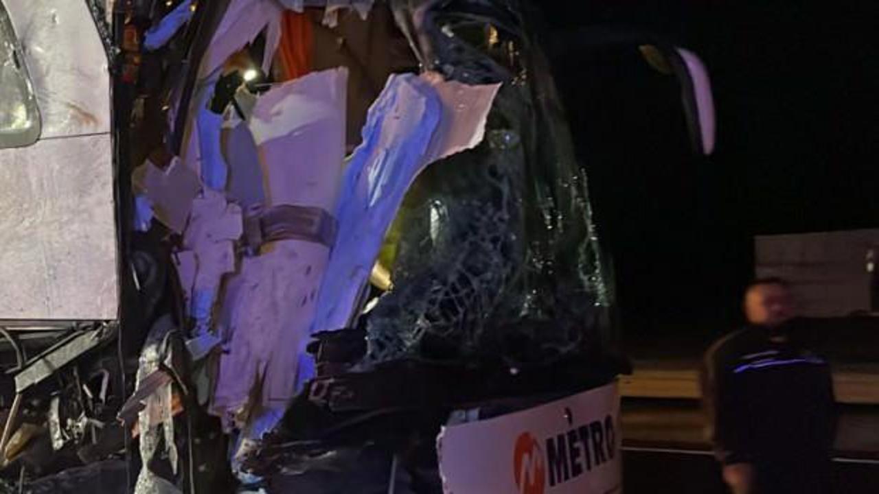 Yolcu otob&uuml;s&uuml; tıra a&ccedil;rptı: &Ccedil;ok sayıda yaralı var