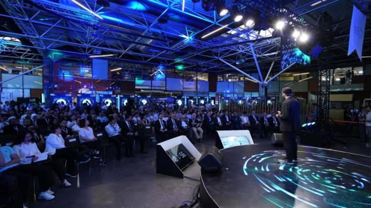 Sahne XL etkinliğinde ’Supernova’ temasıyla 13 girişimci sahne aldı!