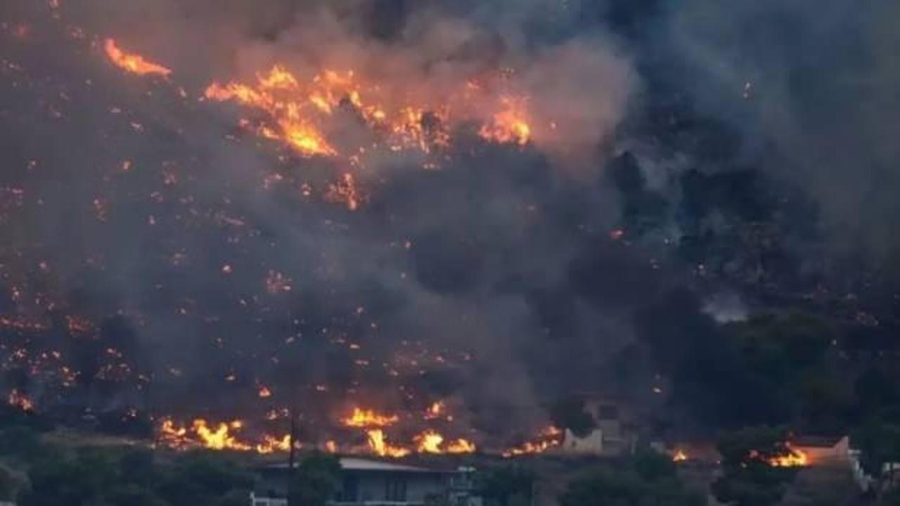 Atina'daki orman yangını yerleşim yerlerine sıçradı