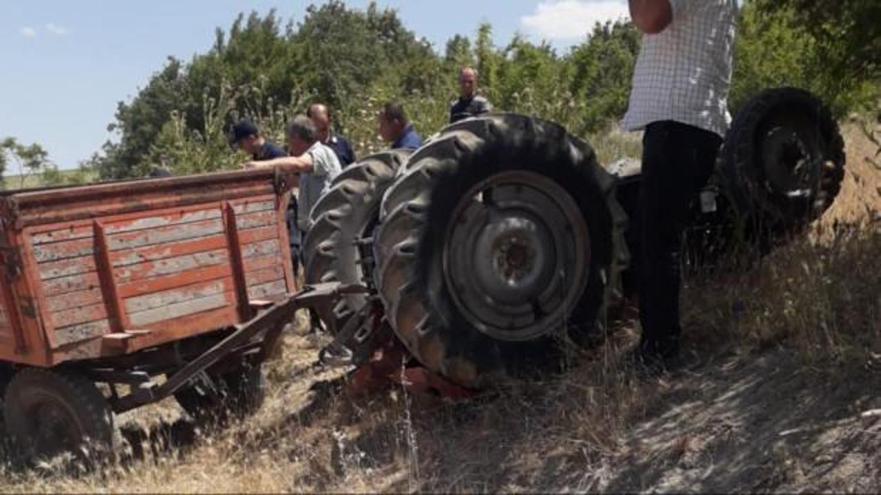 Devrilen traktörün altında kalan sürücü hayatını kaybetti