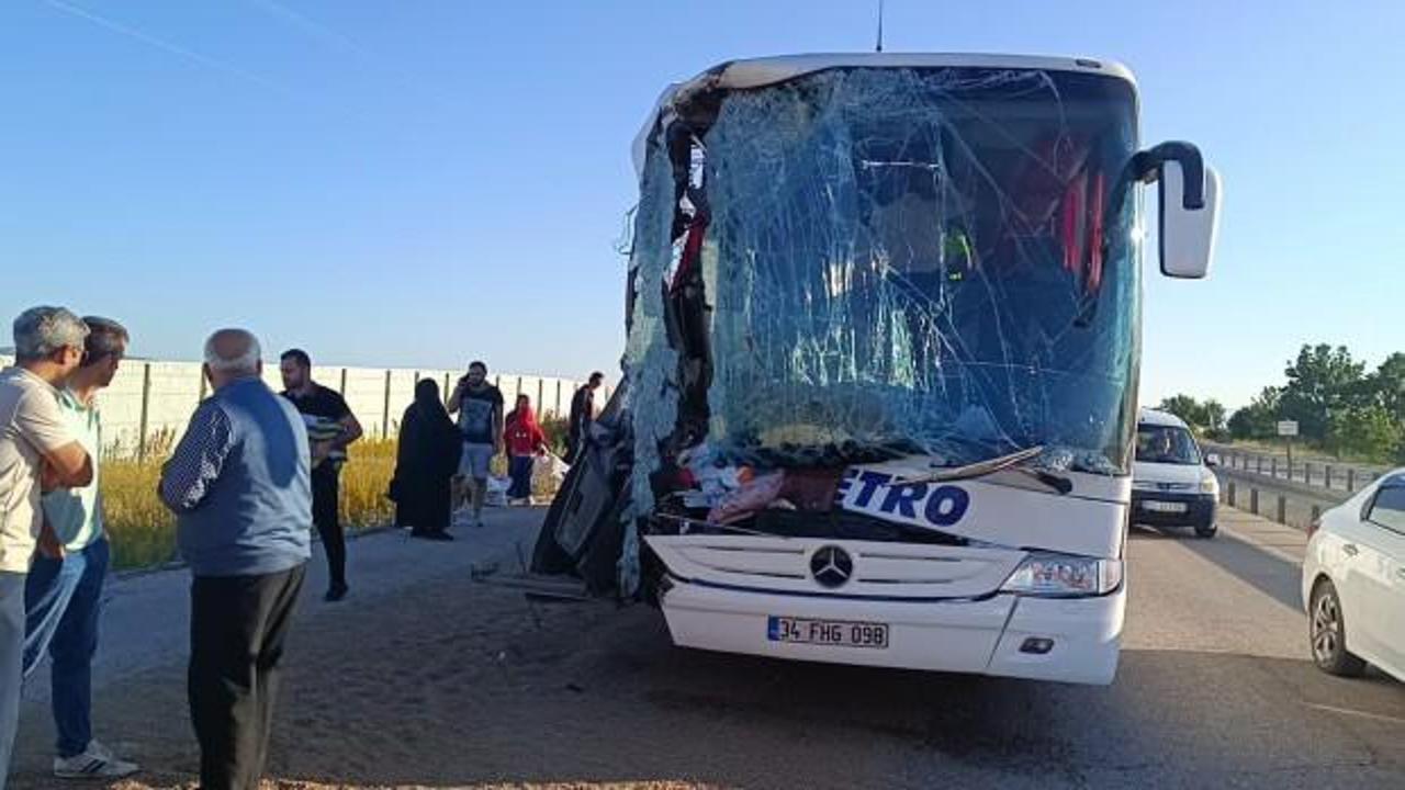 Afyonkarahisar'da yolcu otobüsü TIR'a çarptı: 9 yaralı