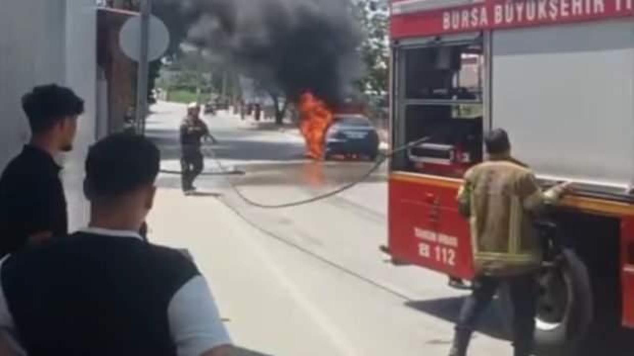 Aşırı sıcaktan otomobil alev topuna döndü!