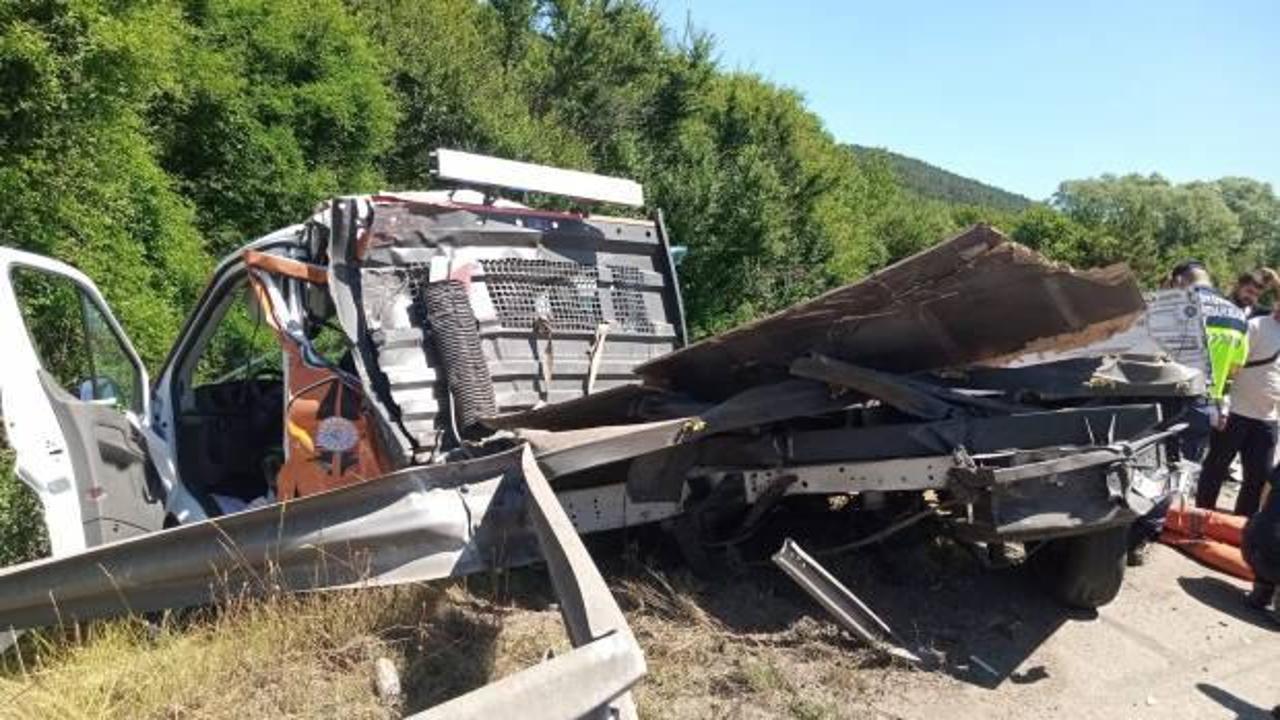 Emniyet şeridindeki yol bakım aracına tır çarptı! 2 kişi yaralı