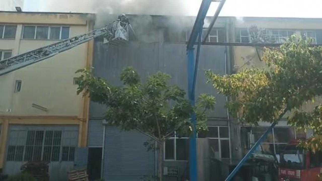 Esenyurt'ta bebek bezi fabrikasında yangın: 1 itfaiye personeli yaralandı
