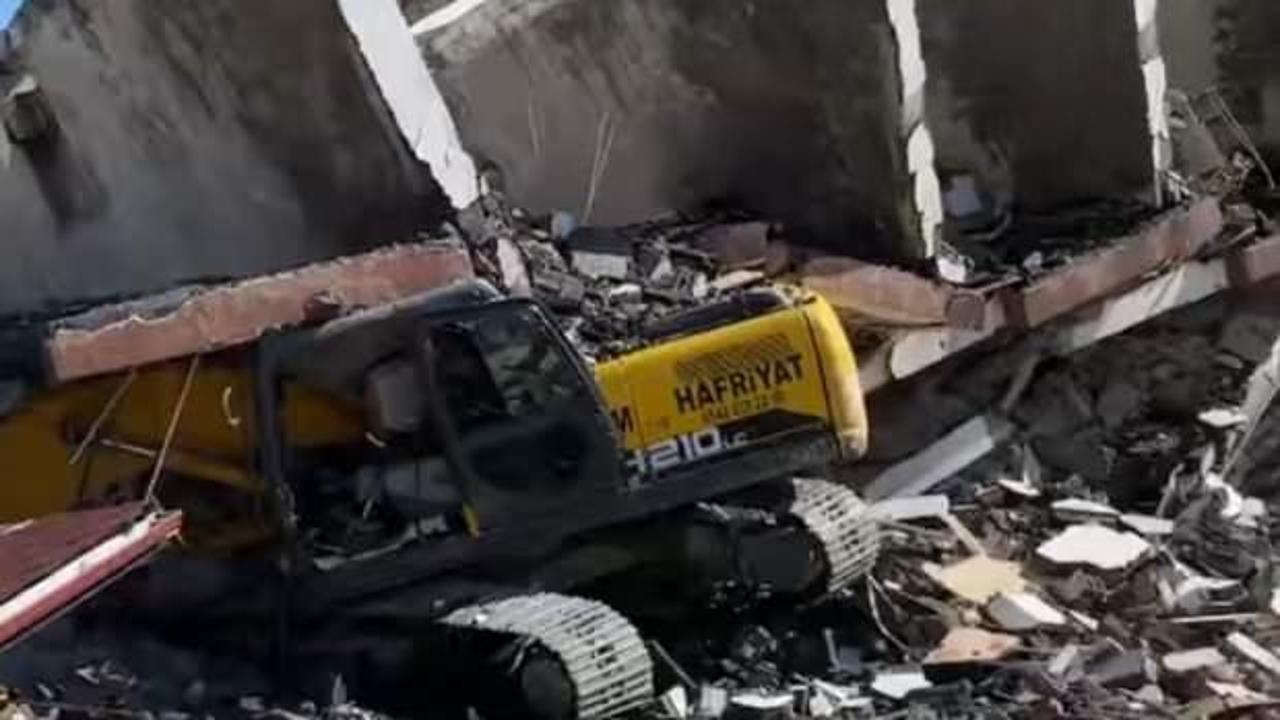 Hatay'da yıkım sırasında 7 katlı bina, iş makinesinin üzerine devrildi