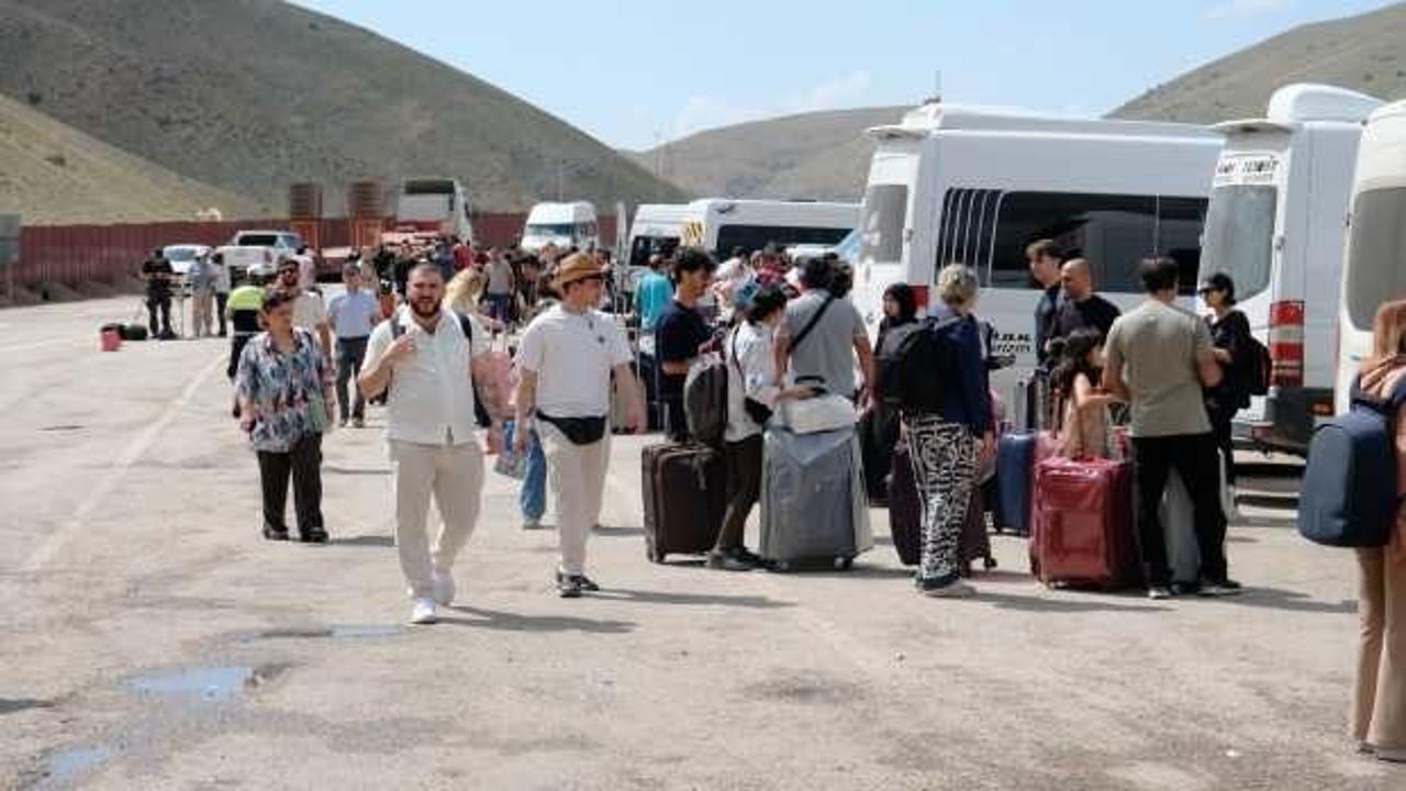 İran'dan Van'a gelen Kanada, Filipinler ve Tayland vatandaşları ülkelerine gidiyo