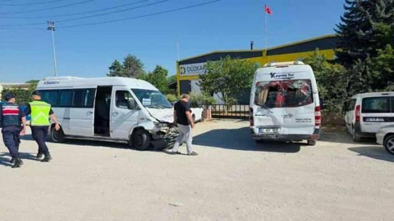 İşçi servis minibüsleri çarpıştı: Yaralılar var!