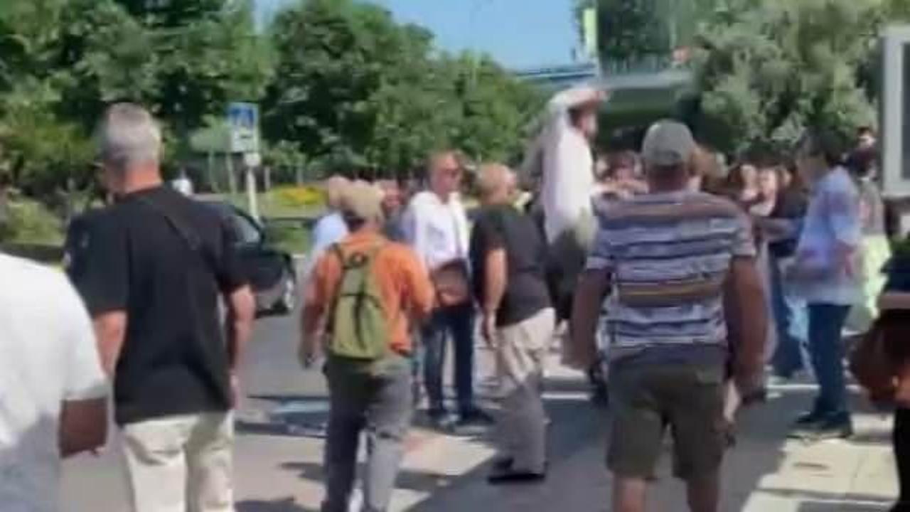 Marmaray istasyonunda yol tarifi kavgası! Yumruklar havada u&ccedil;uştu