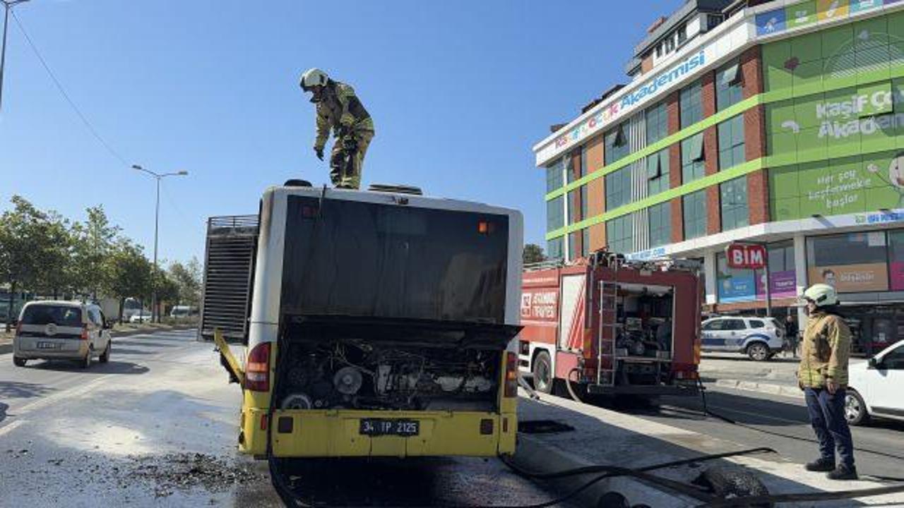 Sultangazi'de yangın paniği: İETT otobüsü alev aldı
