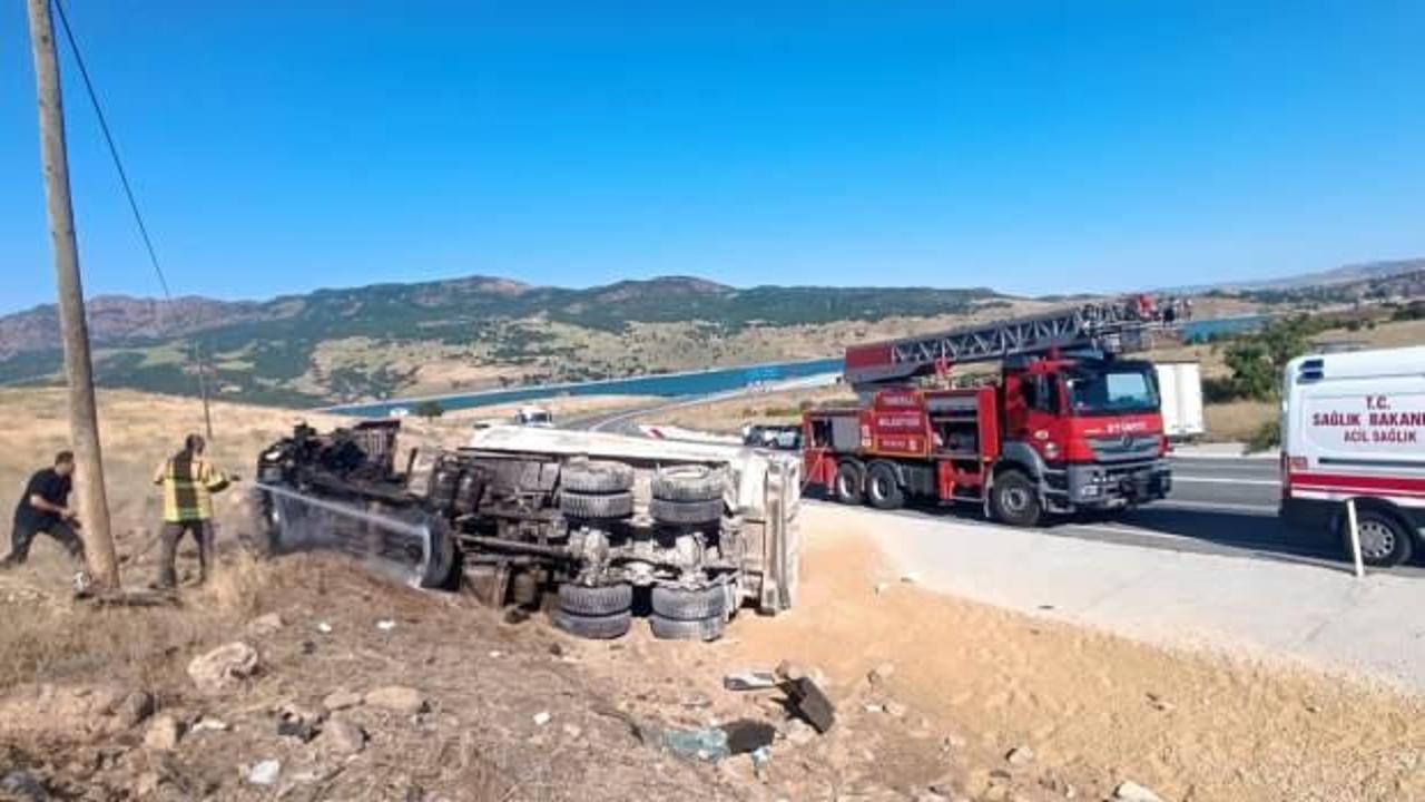 Tunceli'de kamyon devrildi, sürücü araçtan fırladı