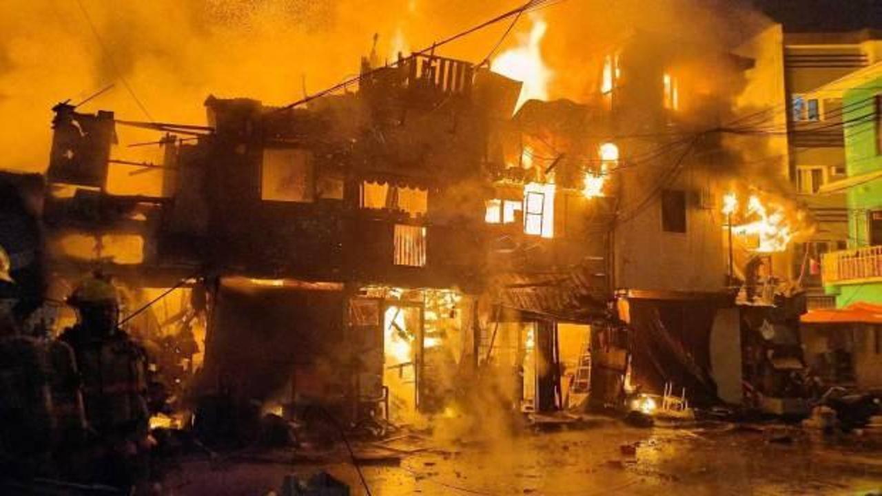 Alevler geceyi aydınlattı! Filipinler'de bin kişi evsiz kaldı!