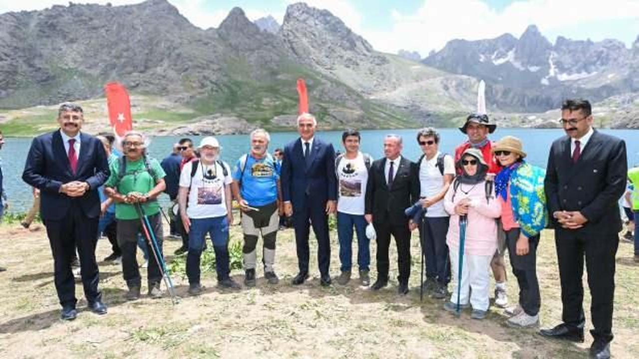 Bakan Ersoy Terörsüz Türkiye'de Hakkâri'ye çıkarma yaptı