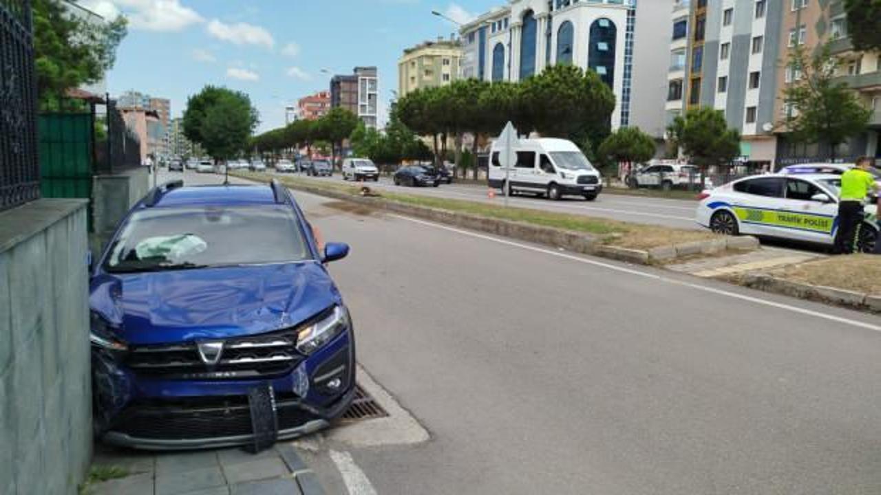 Duvara çarpan otomobilin sürücüsü yaralandı