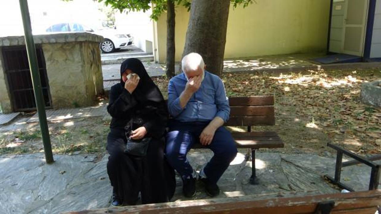 Evden atılan Toprak &ccedil;ifti, g&uuml;nlerini cami avlusunda ge&ccedil;iriyor