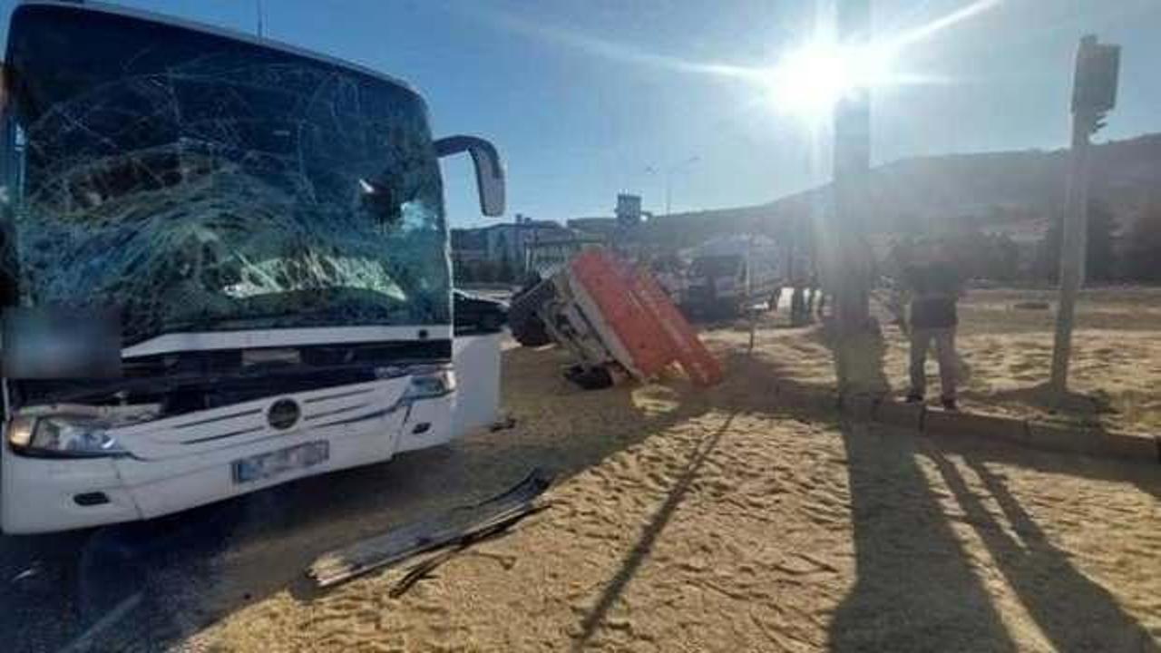 Yolcu otobüsü ile traktör çarpıştı: 4 yaralı