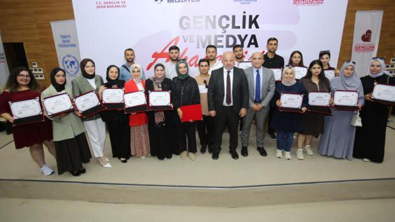 Gazetecilik eğitimini tamamlayan afetzede öğrenciler sertifikalarını aldı