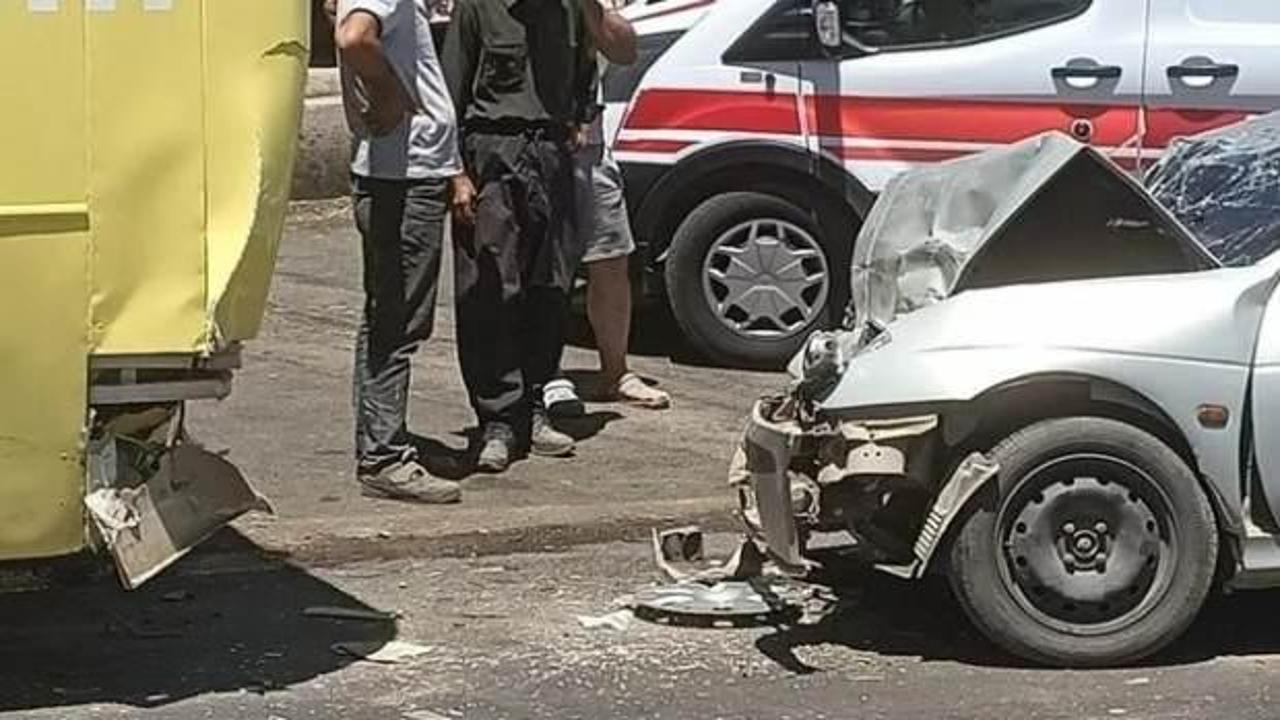 Halk otobüsü ile otomobil çarpıştı: İki yaralı