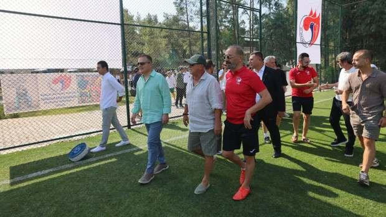 İstanbul'da ş&ouml;hreti bırakıp Ege'ye taşındı, amat&ouml;r takım kurdu: Yıldızlar a&ccedil;ılışa katıldı