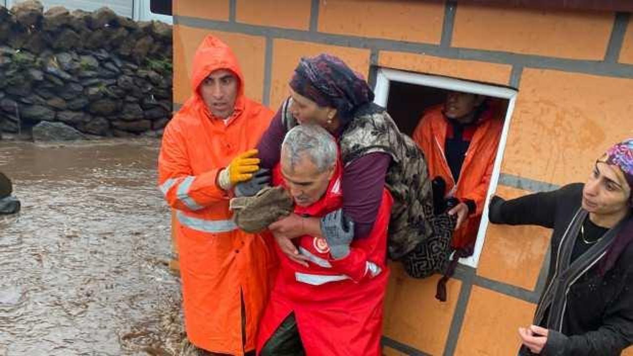 Kars'ı sel vurdu: Evler sular altında kaldı, AFAD ekipleri vatandaşı sırtında taşıdı