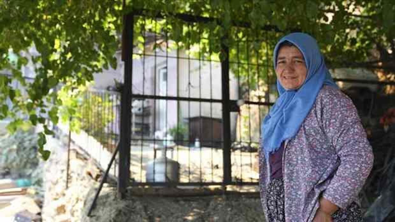 Mahallesini terk etmeyen kadın evleri orman yangınından korudu