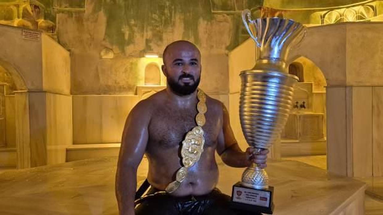 Gelenek devam etti! Başpehlivan altın kemeriyle hamamda
