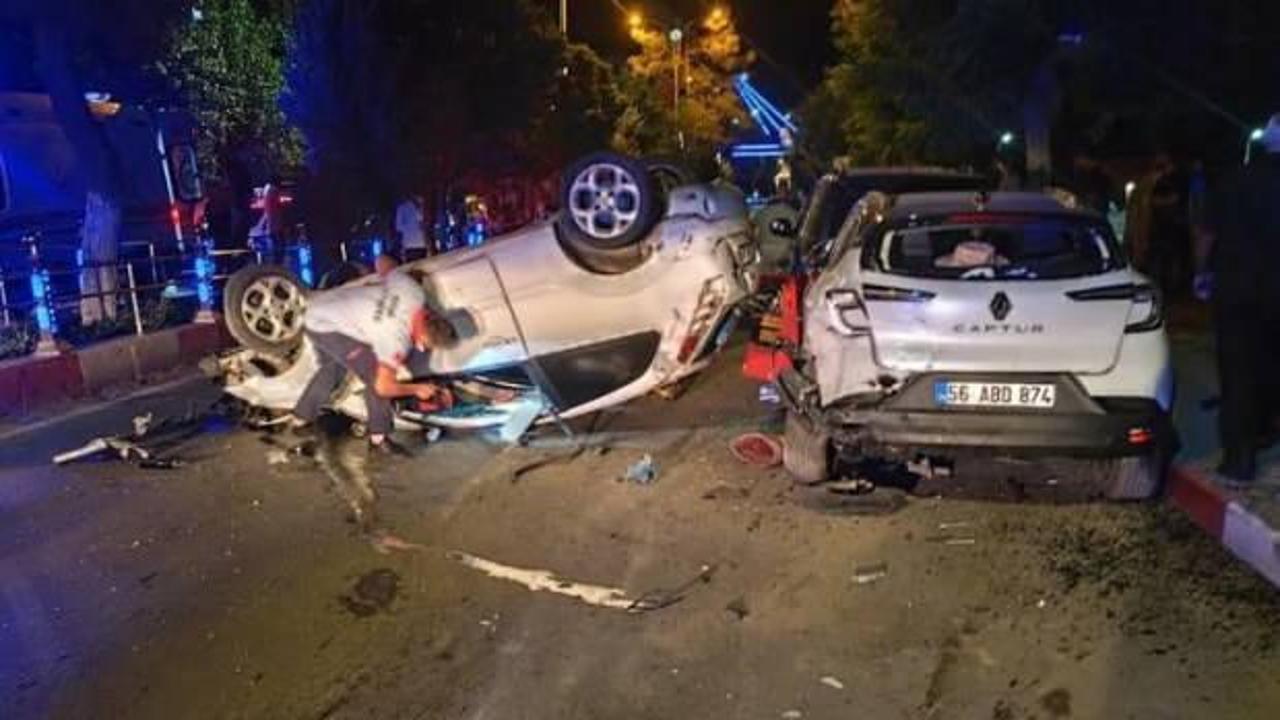 Feci kaza! Otomobil refüje, ardından da park halindeki araca çarptı!
