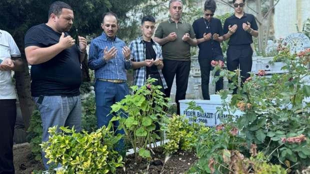 Şair Erdem Bayazıt kabri başındı anıldı