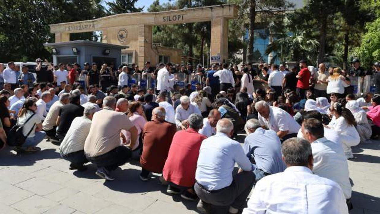 Silopi’de istifa yürüyüşünde sloganlara tepki gösteren kişi darbedildi