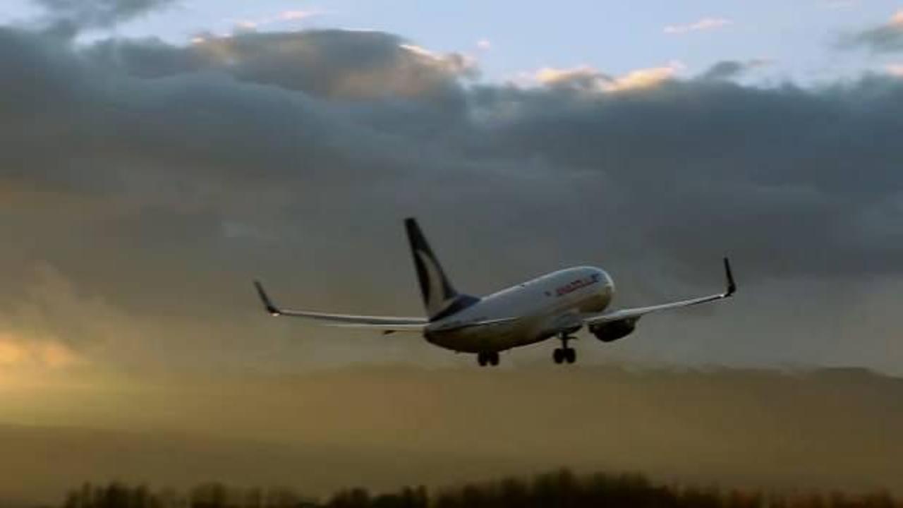 Yıldırım isabet eden yolcu u&ccedil;ağı Elazığ&rsquo;a zorunlu iniş yaptı