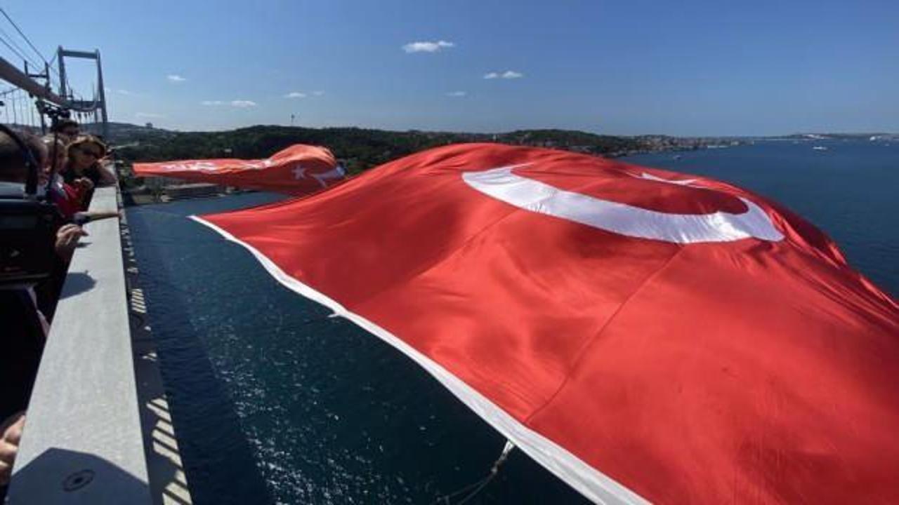 15 Temmuz Şehitler Köprüsü’ne dev Türk bayrağı asıldı