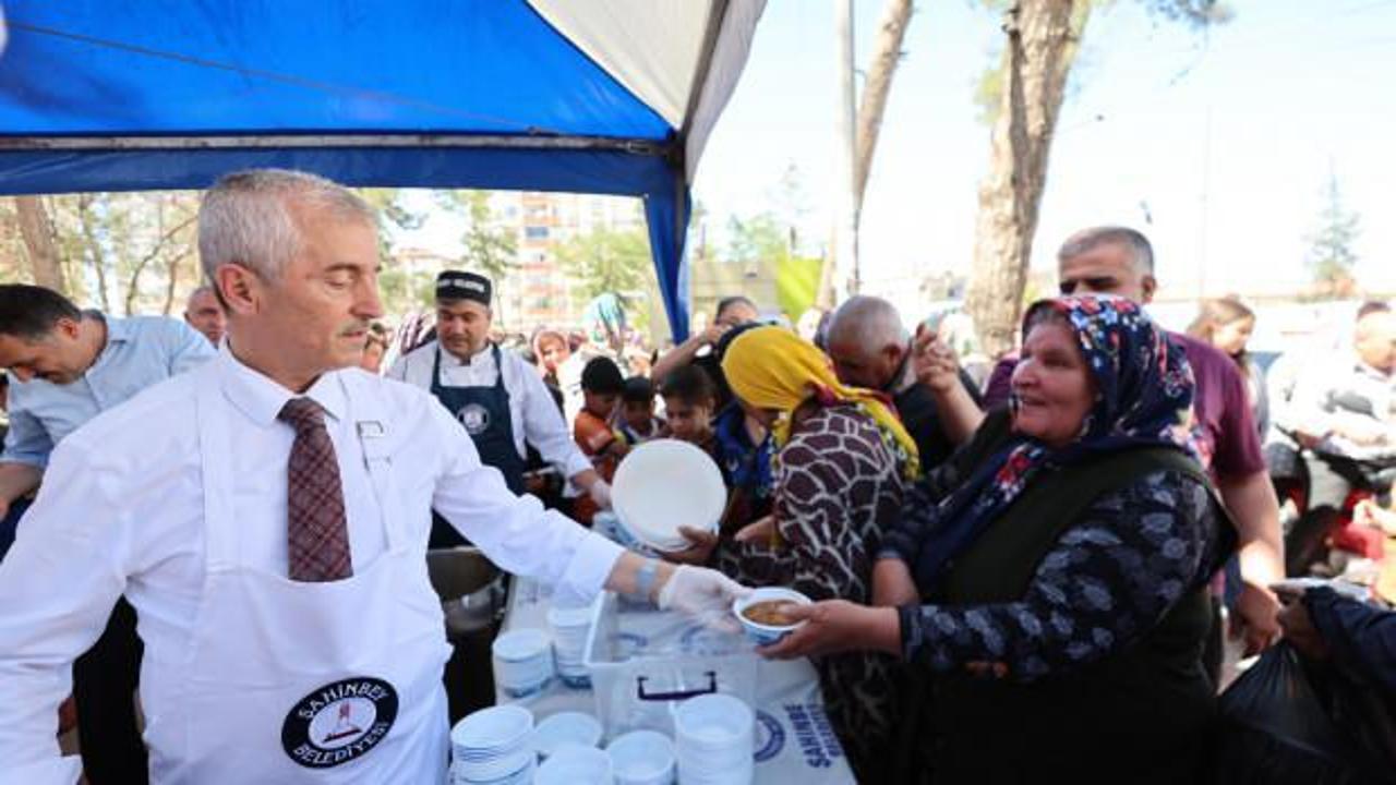 Başkan Tahmazoğlu, vatandaşlara aşure ikram etti