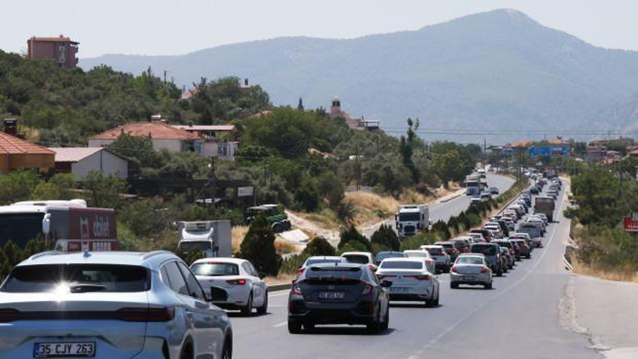  Tatilciler yola çıktı, Muğla yolu kilitlendi: 30 kilometre trafik