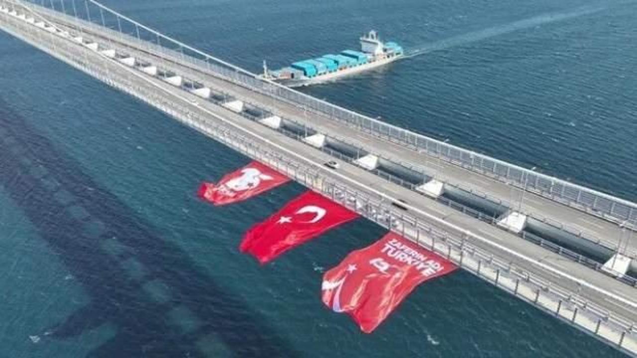&Ccedil;anakkale K&ouml;pr&uuml;s&uuml;'ne dev T&uuml;rk bayrağı asıldı