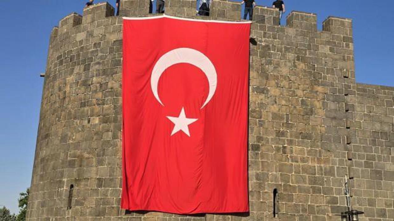 Diyarbakır Surları'na Türk bayrağı asıldı