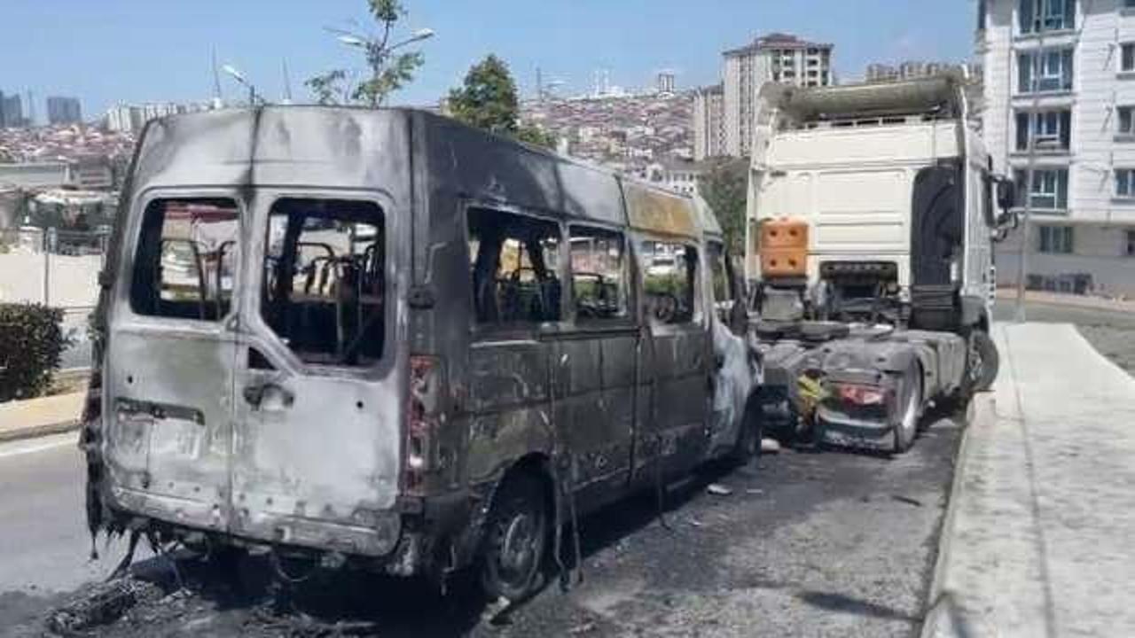 Esenyurt'ta servis minibüsü alev alev yandı