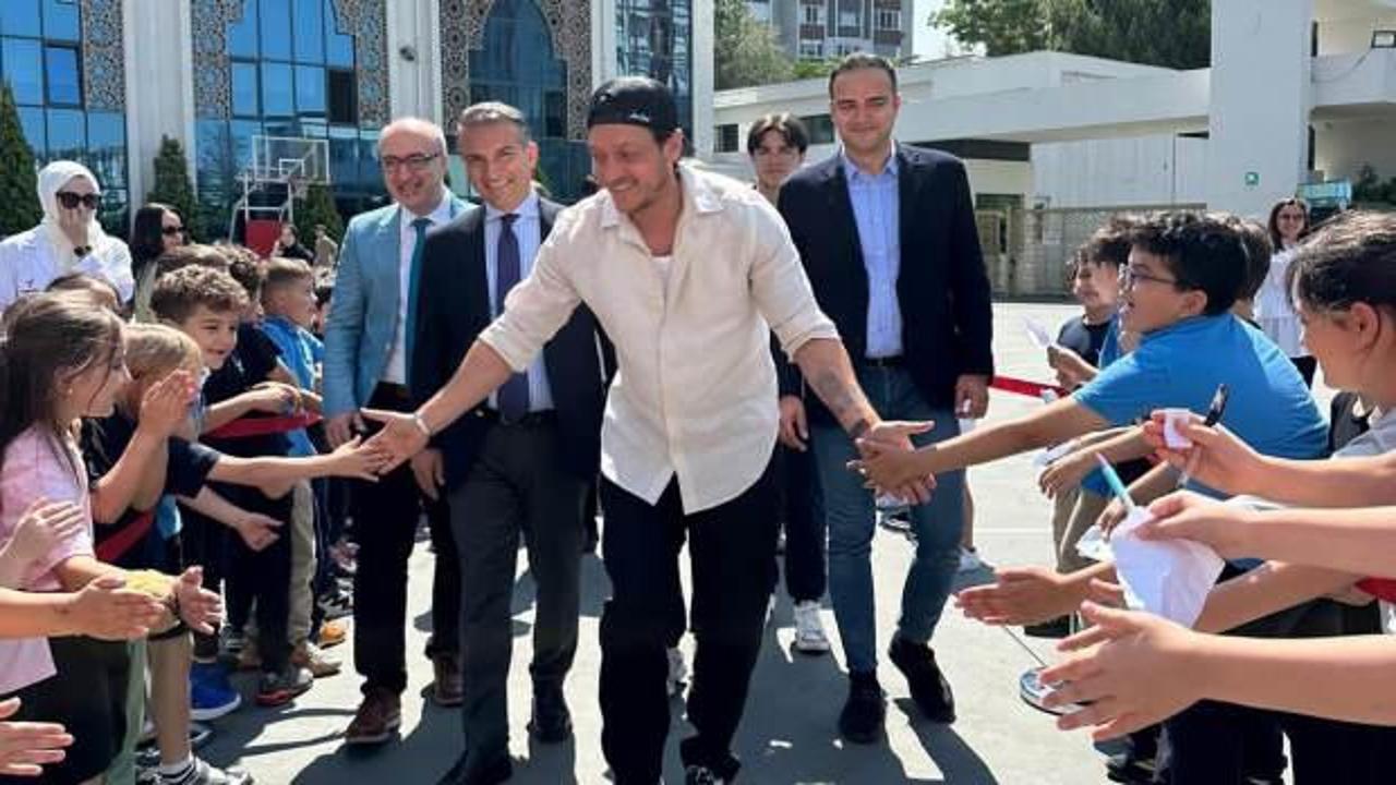 Galatasaray'da Mesut Özil sürprizi: Kameralar saha kenarına odaklandı