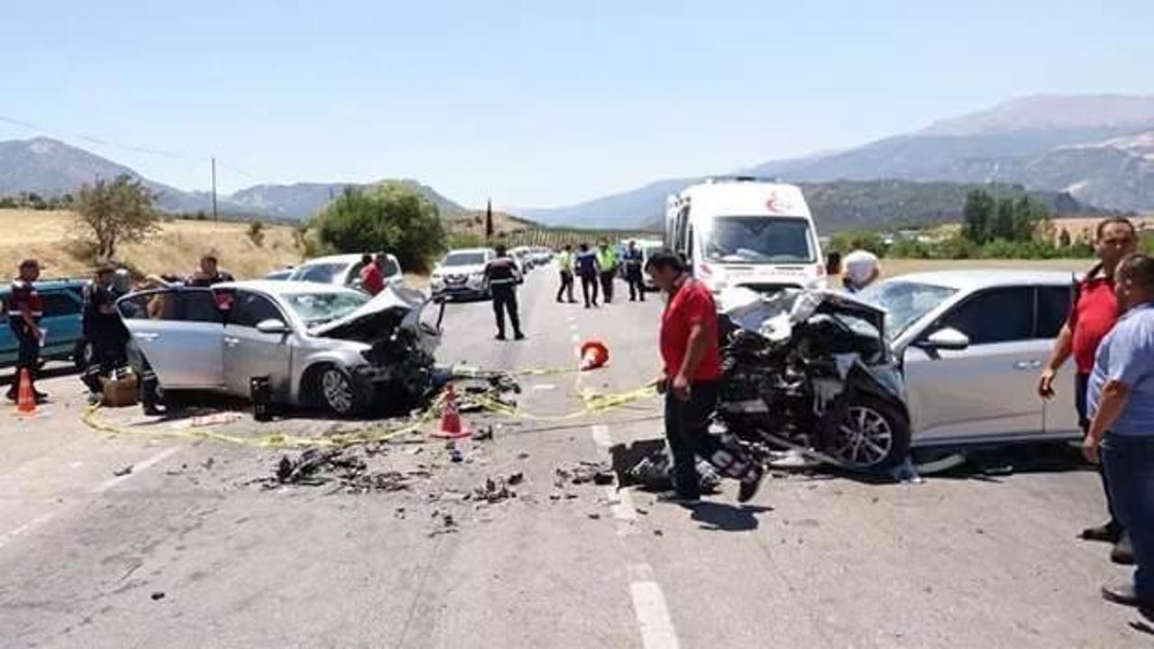 İki otomobil kafa kafaya çarpıştı: 1 ölü, 9 yaralı