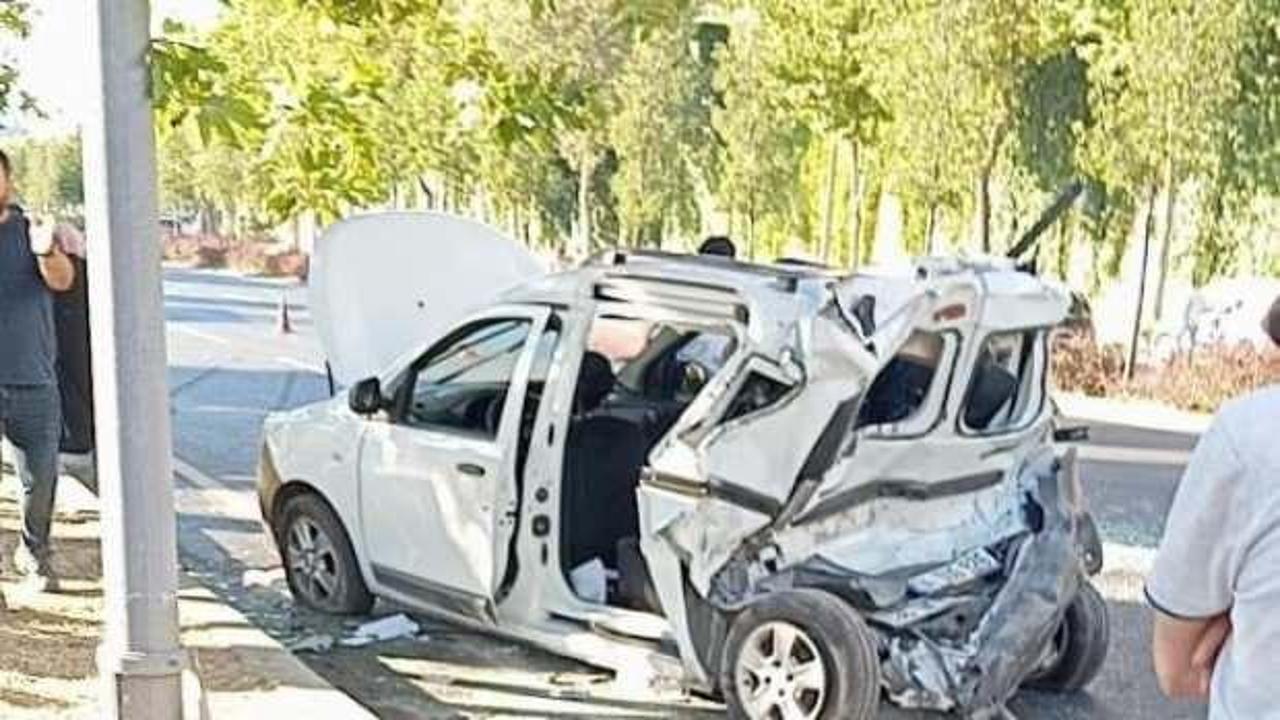 Küçükçekmece’de araç ile servis minibüsü çarpıştı: 4 yaralı