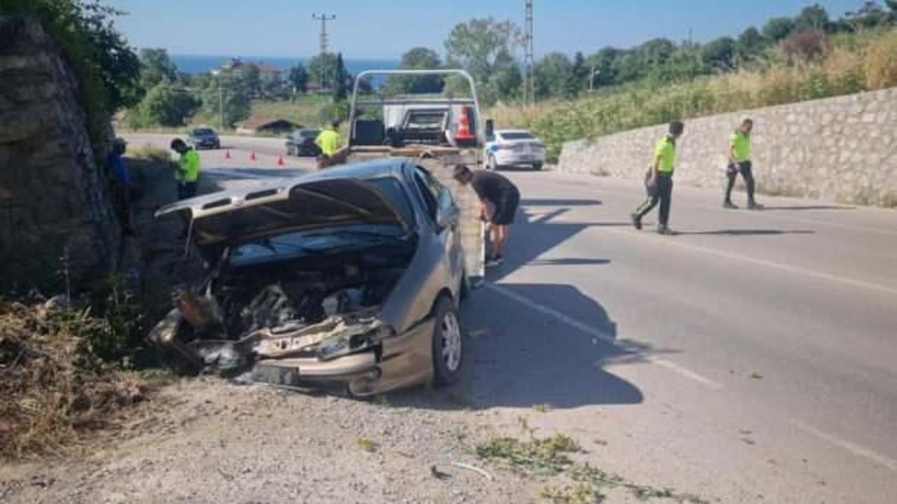 Sinop'ta otomobil duvara çarptı: 1'i bebek 3 yaralı