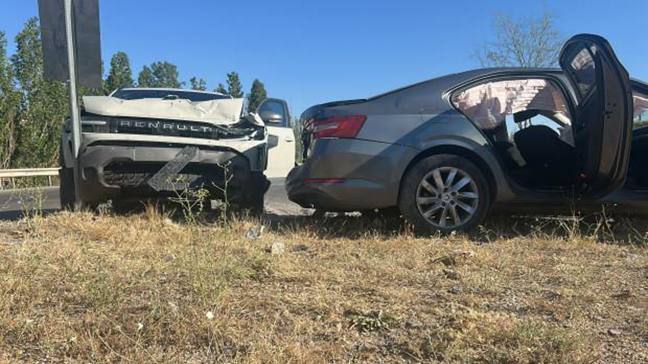 Sivas'ta 2 otomobil &ccedil;arpıştı: 1'i &ccedil;ocuk, 5 yaralı 