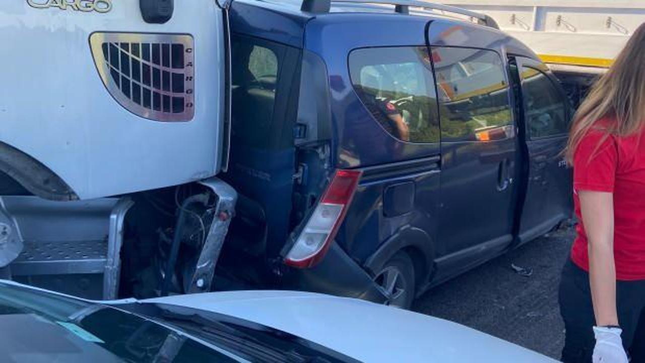 Yavaşlayan trafik felaketi getirdi: 6 araç karayolunda birbirine girdi