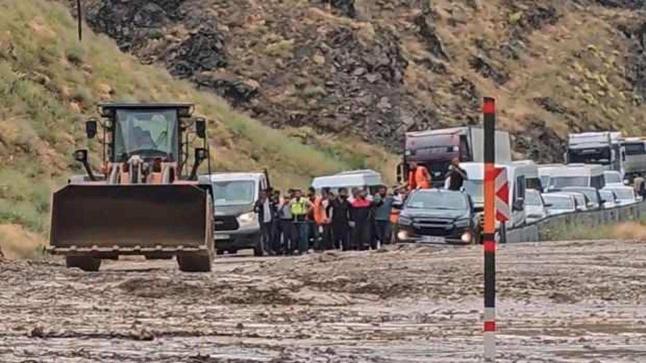 Yüksekova-Van yolunda heyelan!