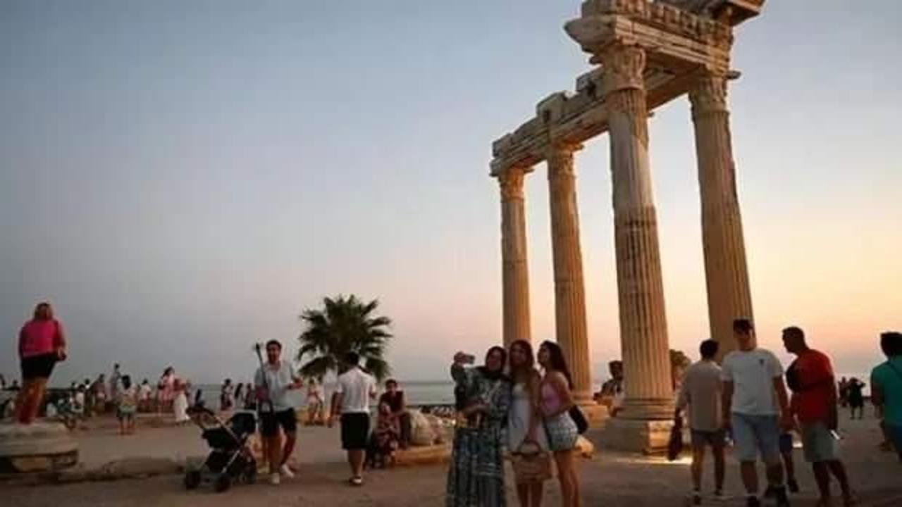 Antalya'ya 1 günde 102 bin 6 yabancı turist geldi!