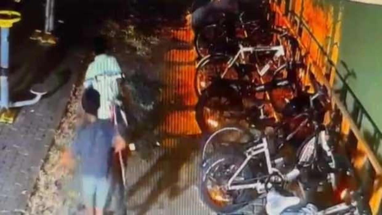 Bahçedeki 4 bisikleti saniyeler içinde çaldılar