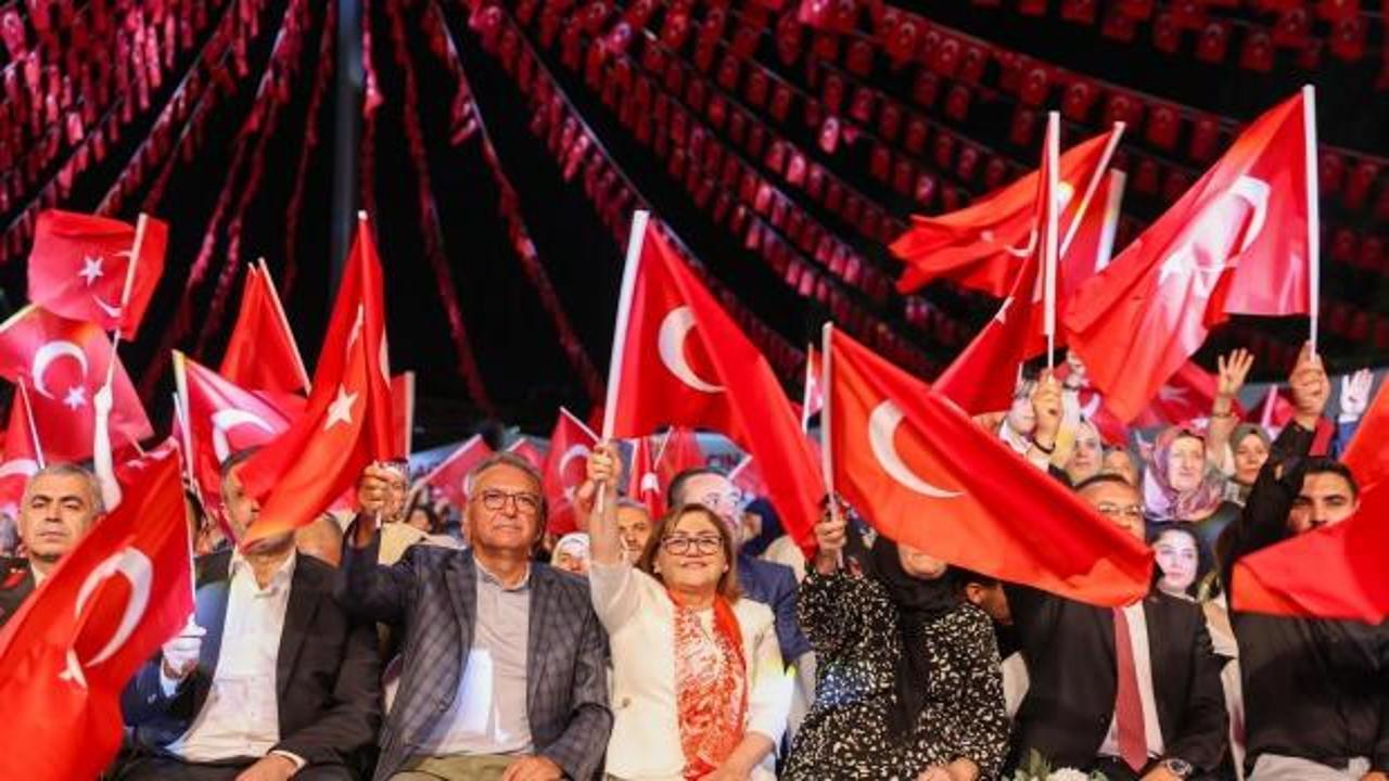 Gaziantep'te milletinin kahramanlık destanı için meydanlar doldu