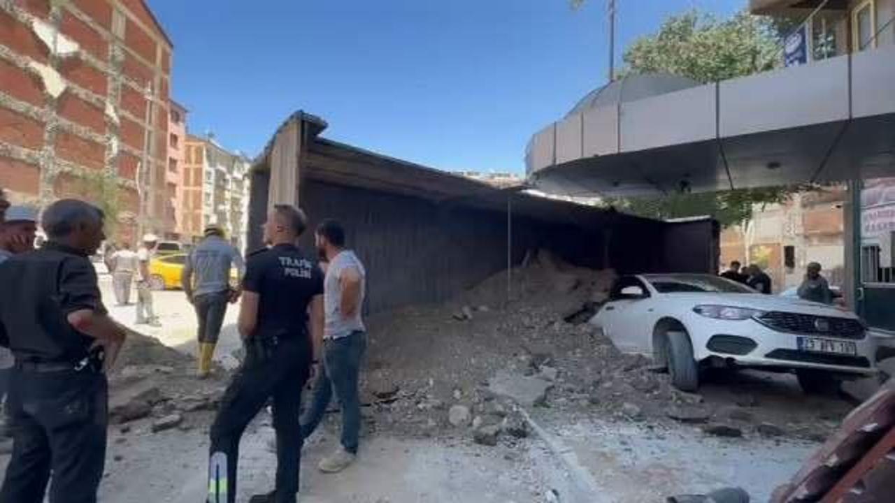 Hafriyat boşaltan kamyon, park halindeki otomobilin &uuml;st&uuml;ne devrildi
