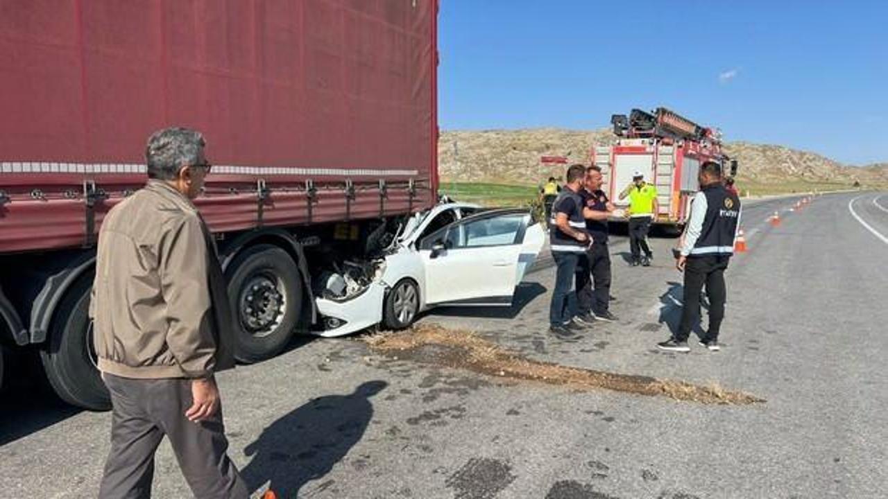 Otomobil, park halindeki TIR'a çarptı: 1 ölü, 5 yaralı